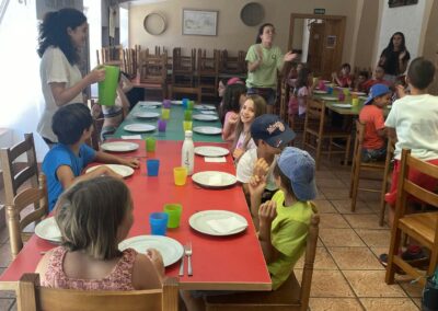 Grupo de niños en un comedor en Granja escuela Las Cortas de Blas