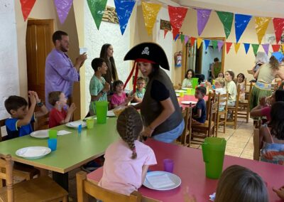 Fiesta de niños vestidos de pirata
